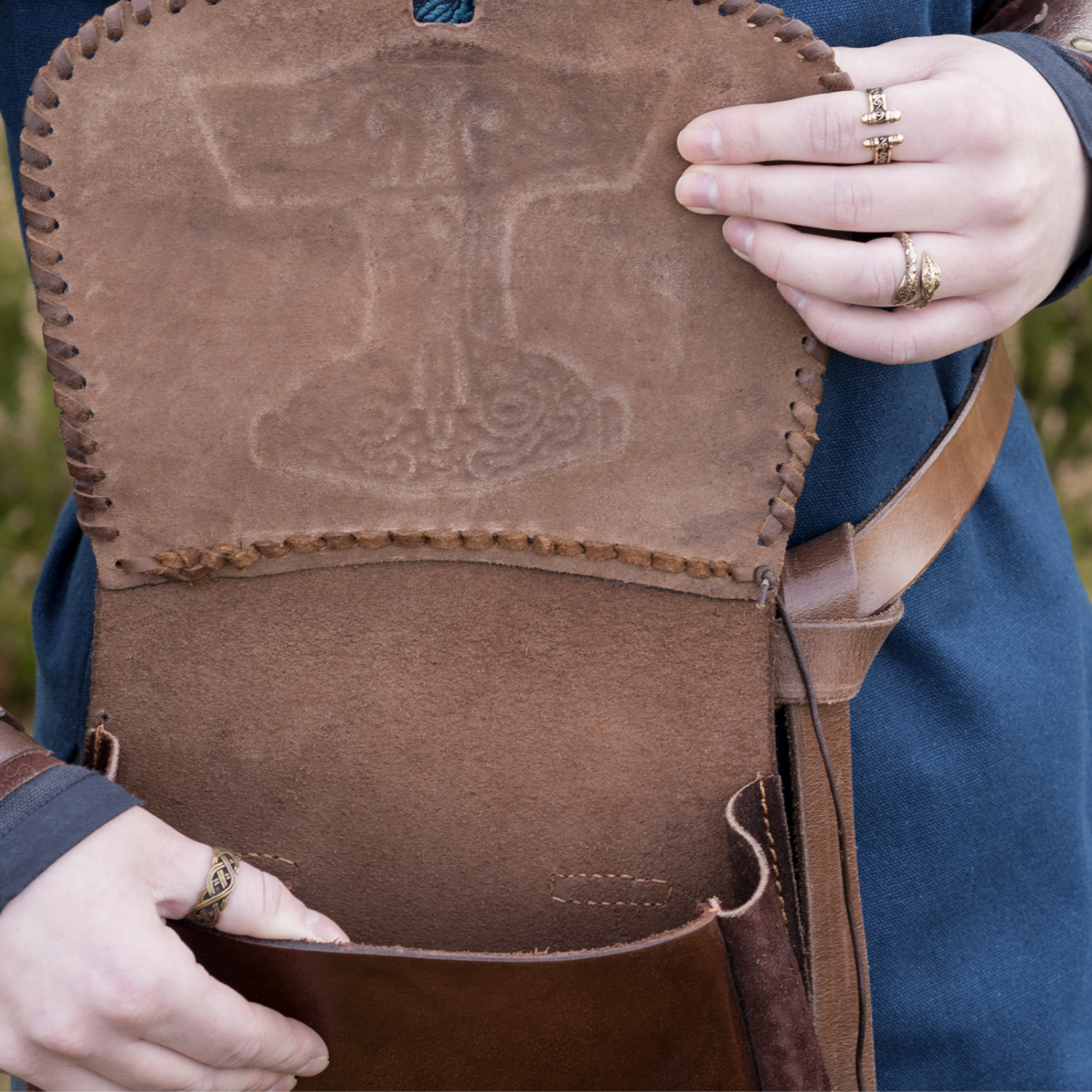 Gürteltasche mit Thorshammer-Prägung, Leder, Braun