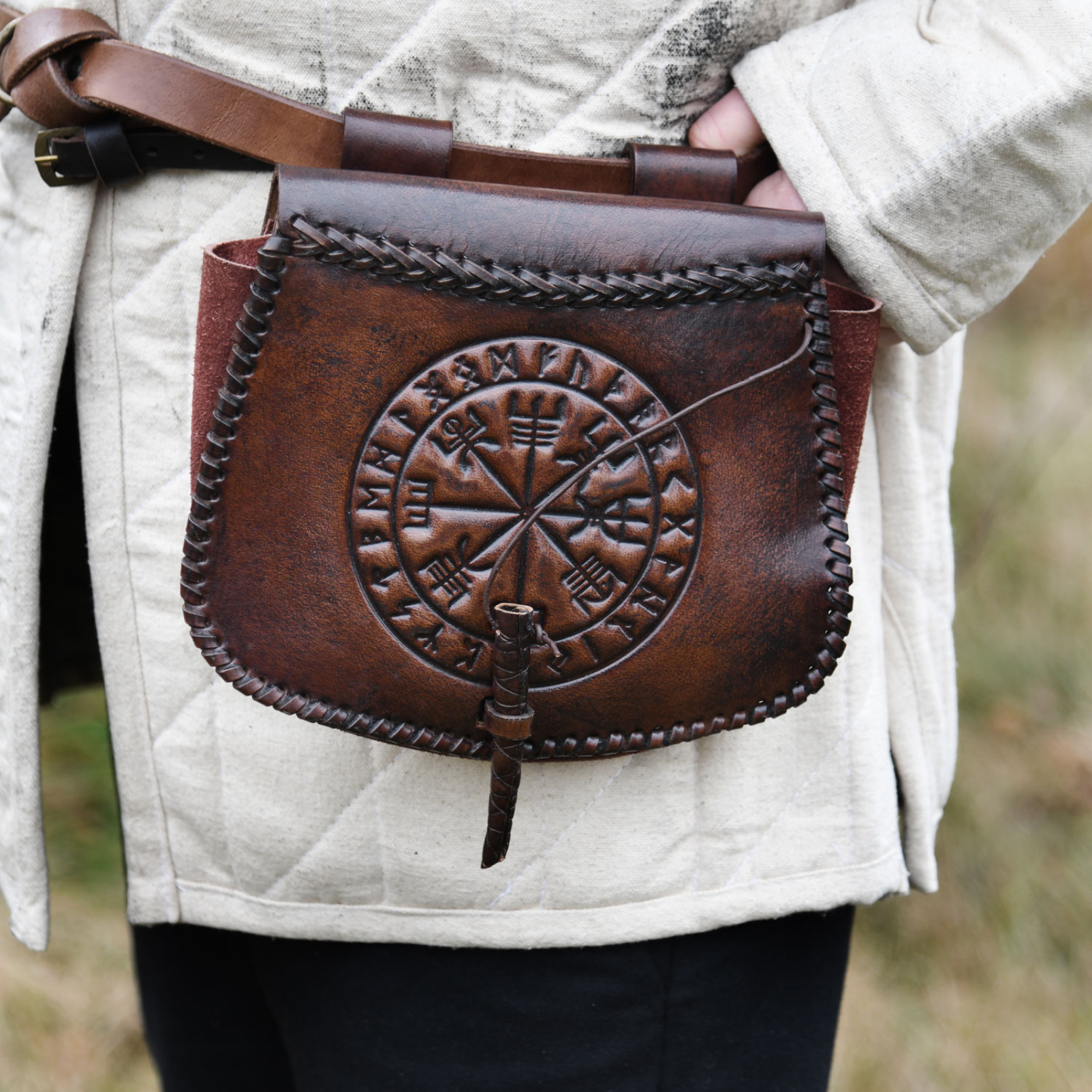 Gürteltasche aus Leder mit Vegvísir-Prägung, Braun