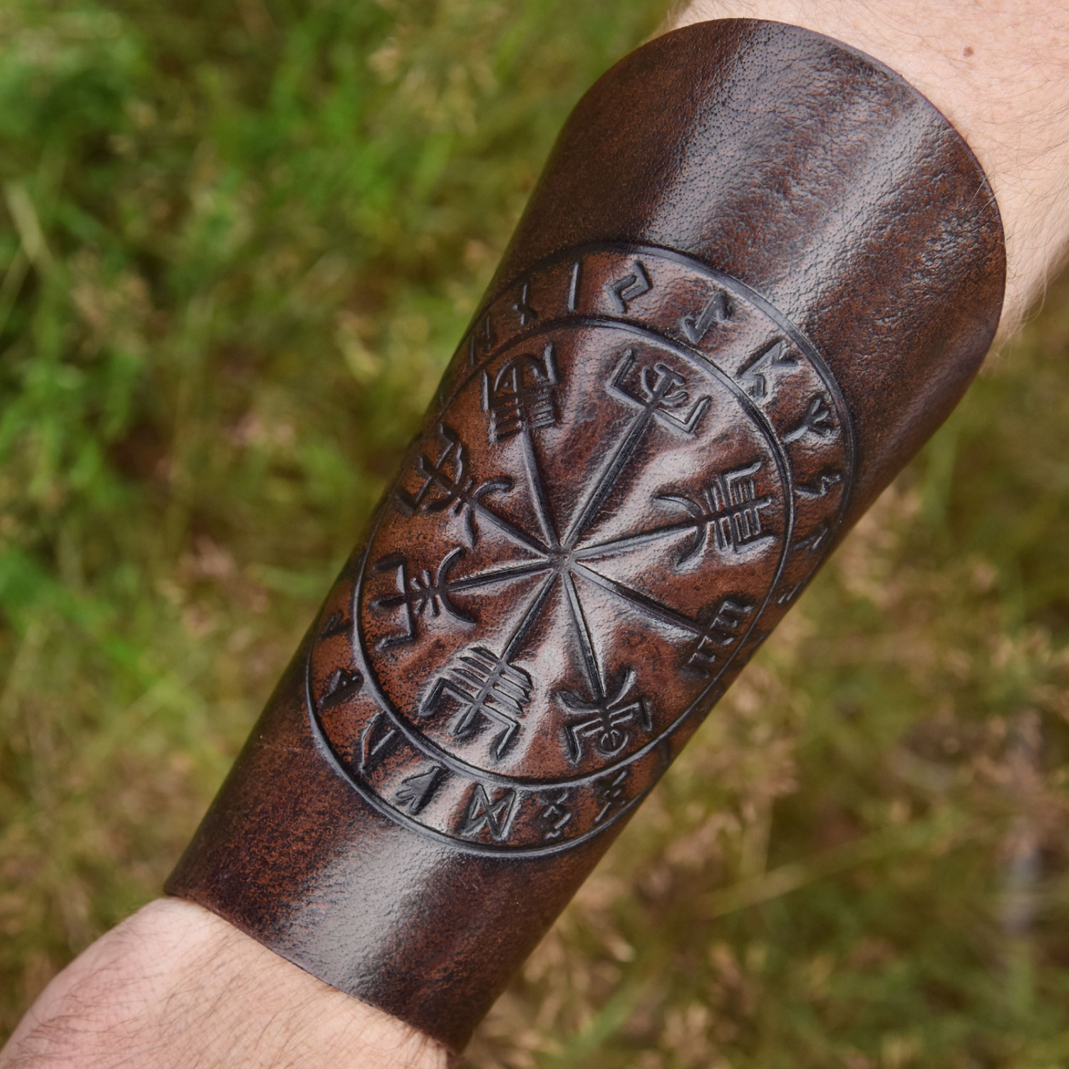 Armschützer aus Leder mit Vegvísir-Prägung, Braun