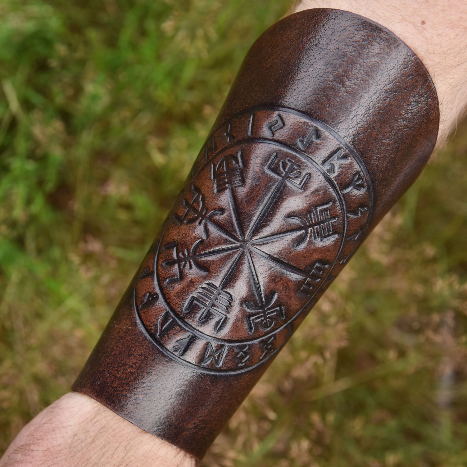 Armschützer aus Leder mit Vegvísir-Prägung, Braun