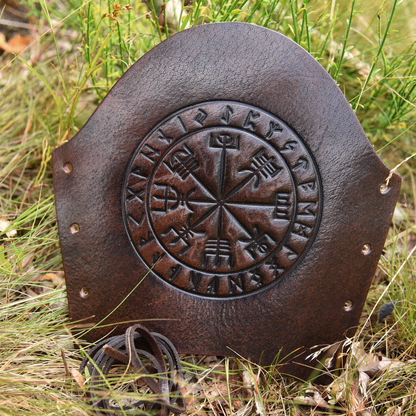 Armschützer aus Leder mit Vegvísir-Prägung, Braun