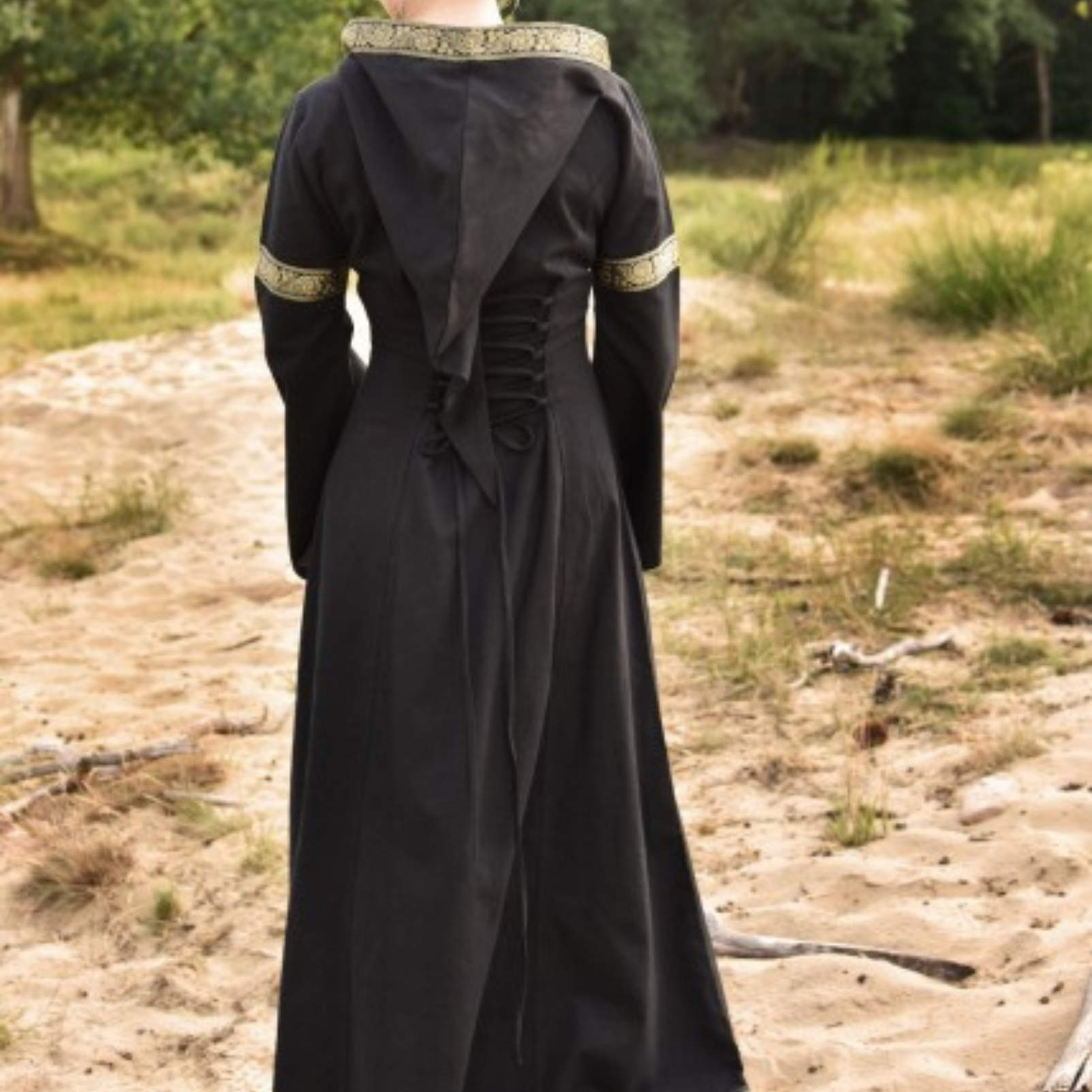 Mittelalterkleid Eleanor mit Kapuze, schwarz