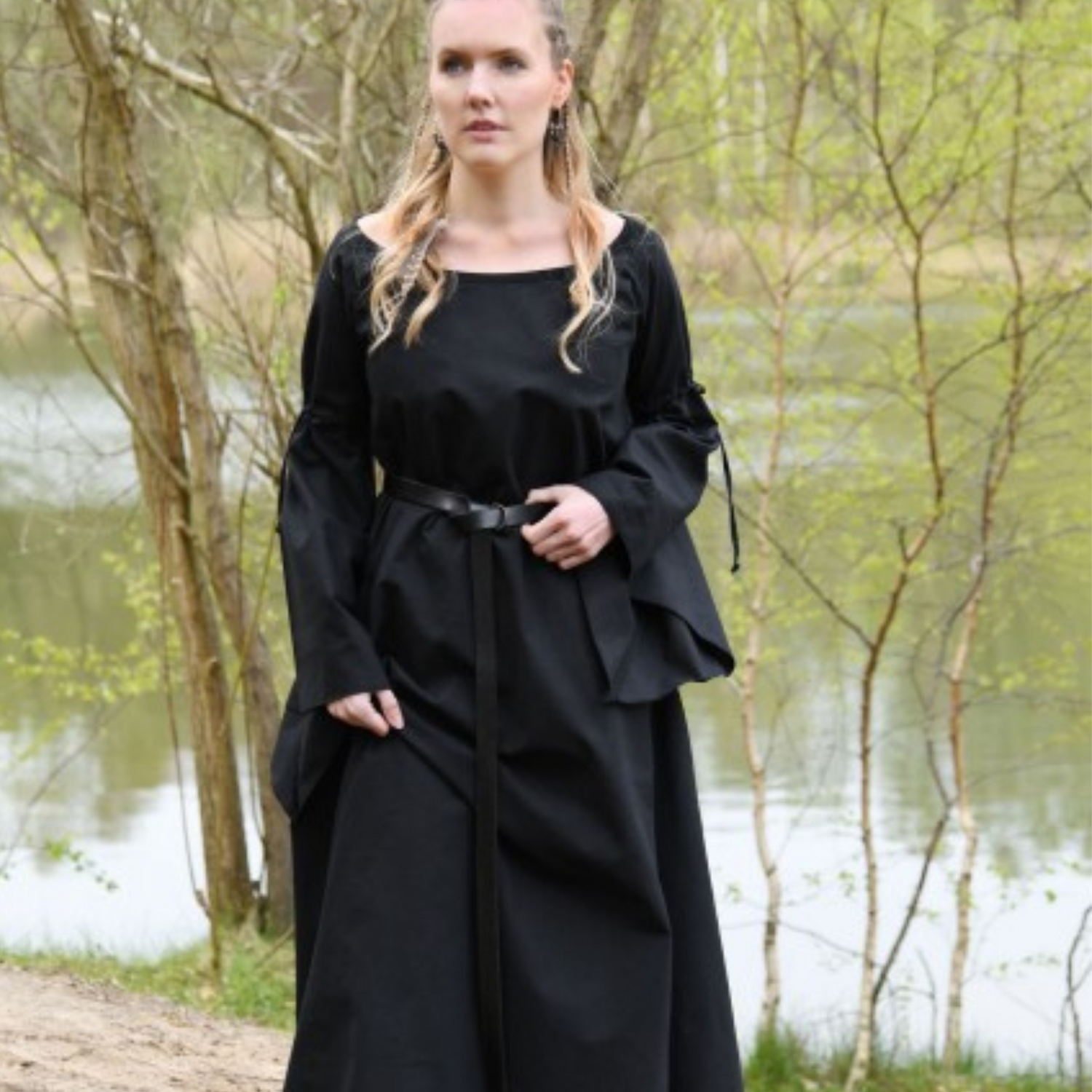 Mittelalter-Unterkleid Burglinde mit Trompetenärmeln, schwarz