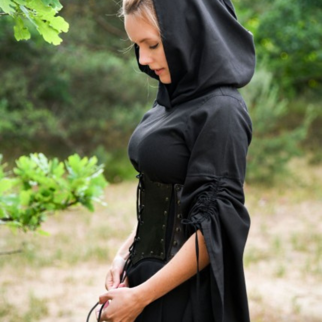 Mittelalter Kleid Isra mit Trompetenärmeln, schwarz