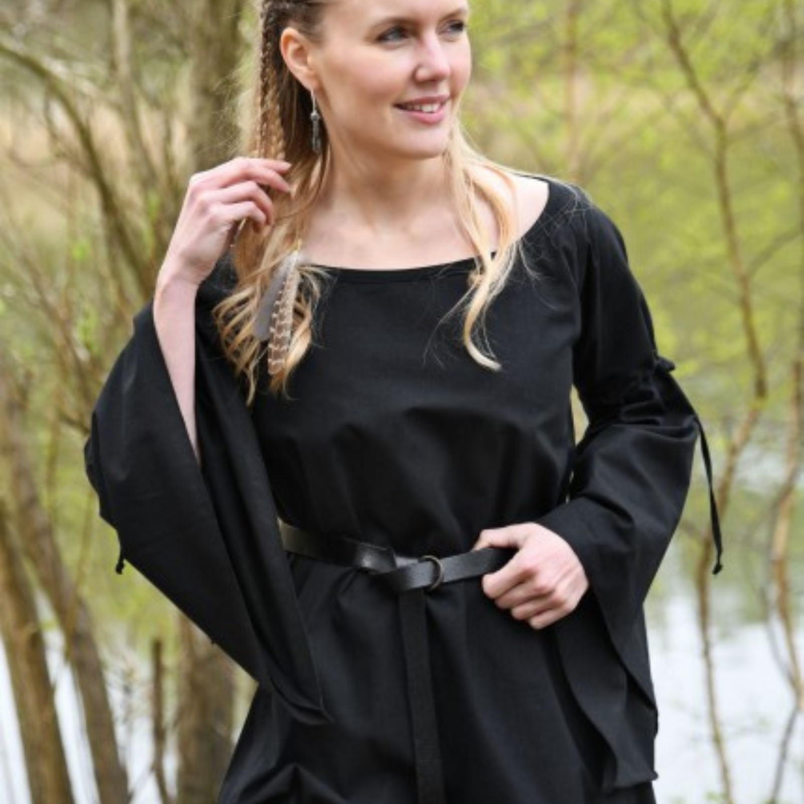 Mittelalter-Unterkleid Burglinde mit Trompetenärmeln, schwarz