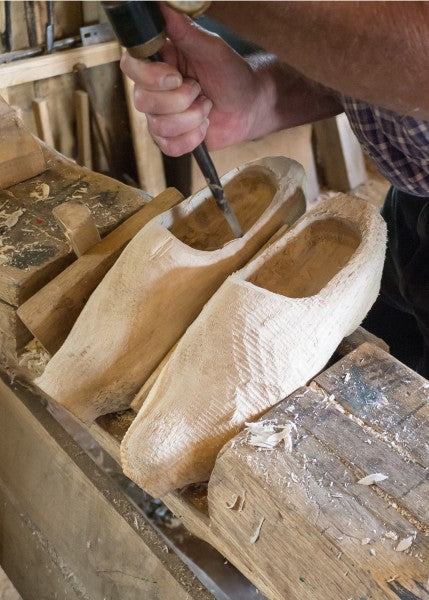 Holzschuhe mit Lederriemen