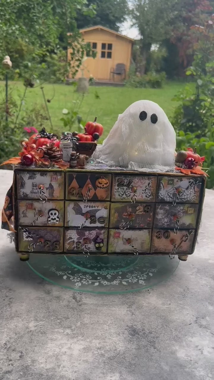 Einzigartige Kommode 12er Variante 1 - Halloweenkalender, ideal als Geschenk.