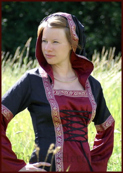 Mittelalterkleid Cecilia mit Kapuze, rot/schwarz