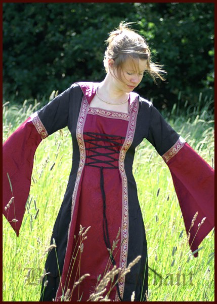 Mittelalterkleid Cecilia mit Kapuze, rot/schwarz